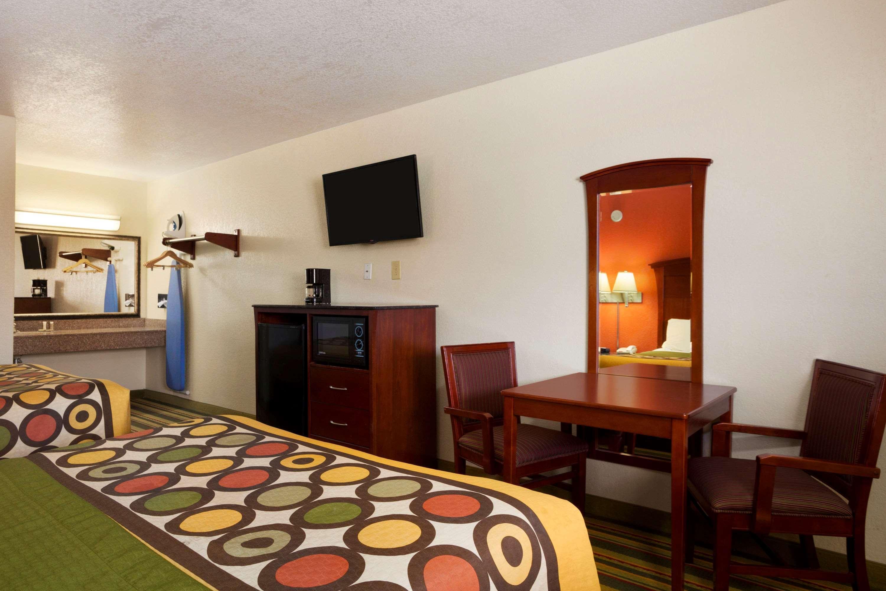 Super 8 By Wyndham Pleasanton Motel Exterior photo