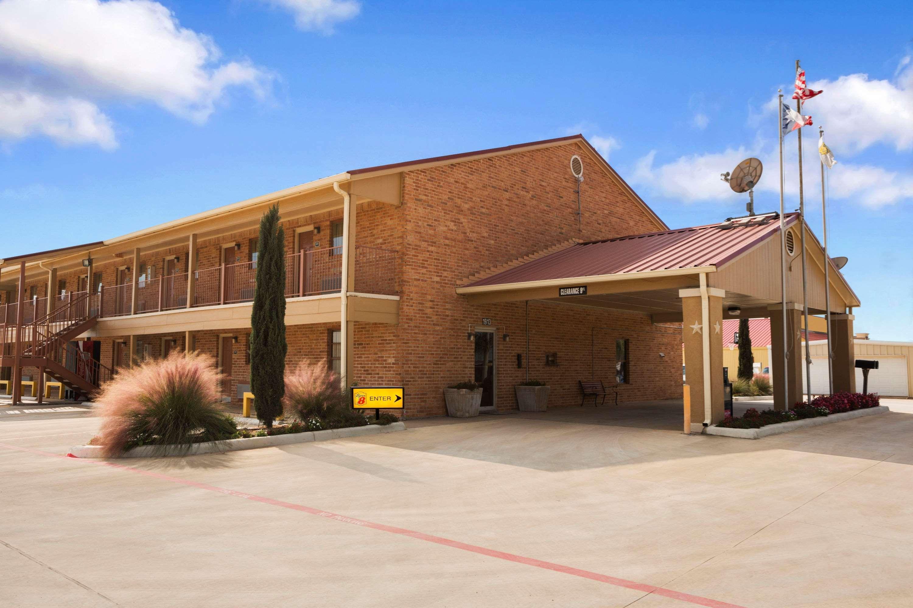 Super 8 By Wyndham Pleasanton Motel Exterior photo