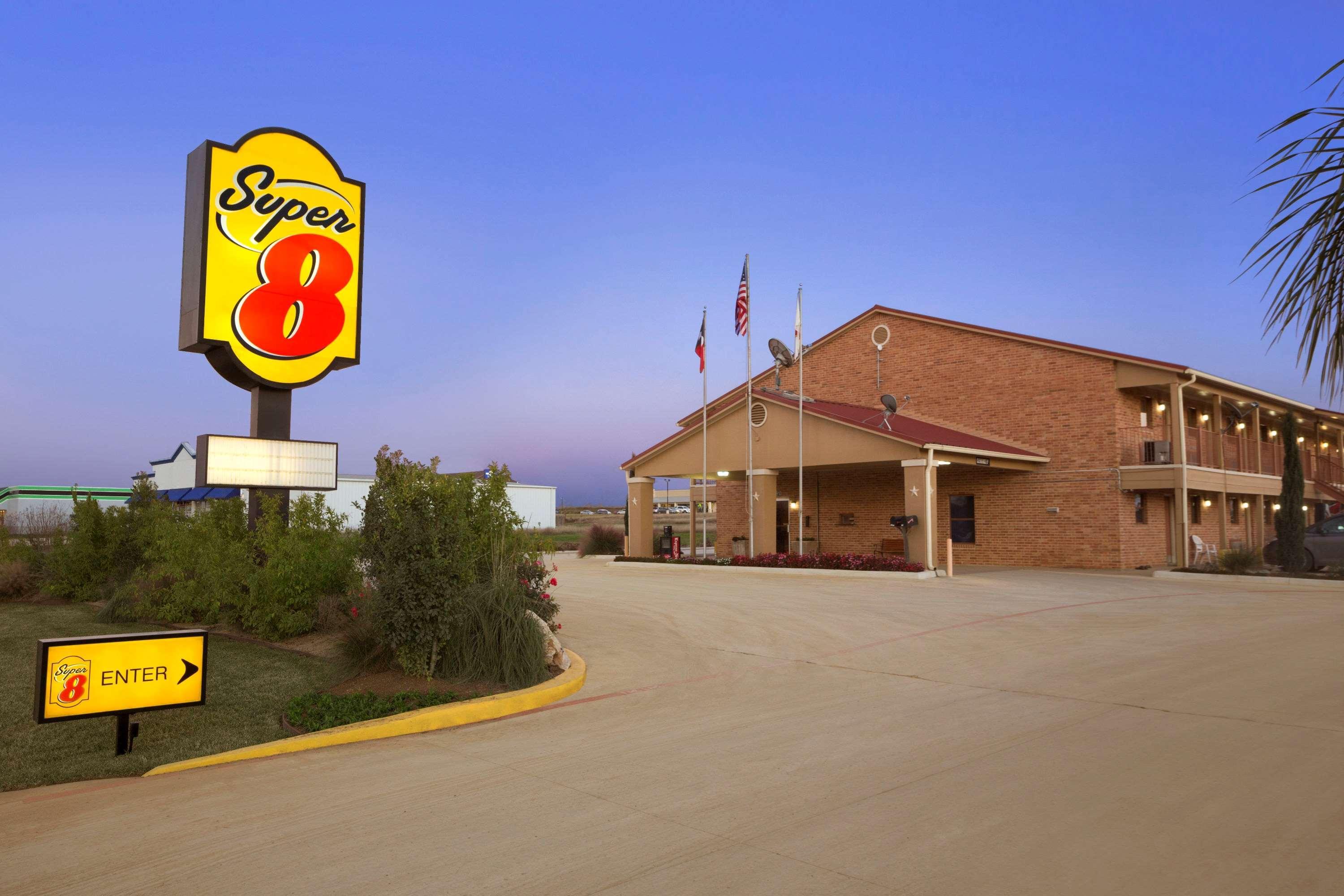 Super 8 By Wyndham Pleasanton Motel Exterior photo