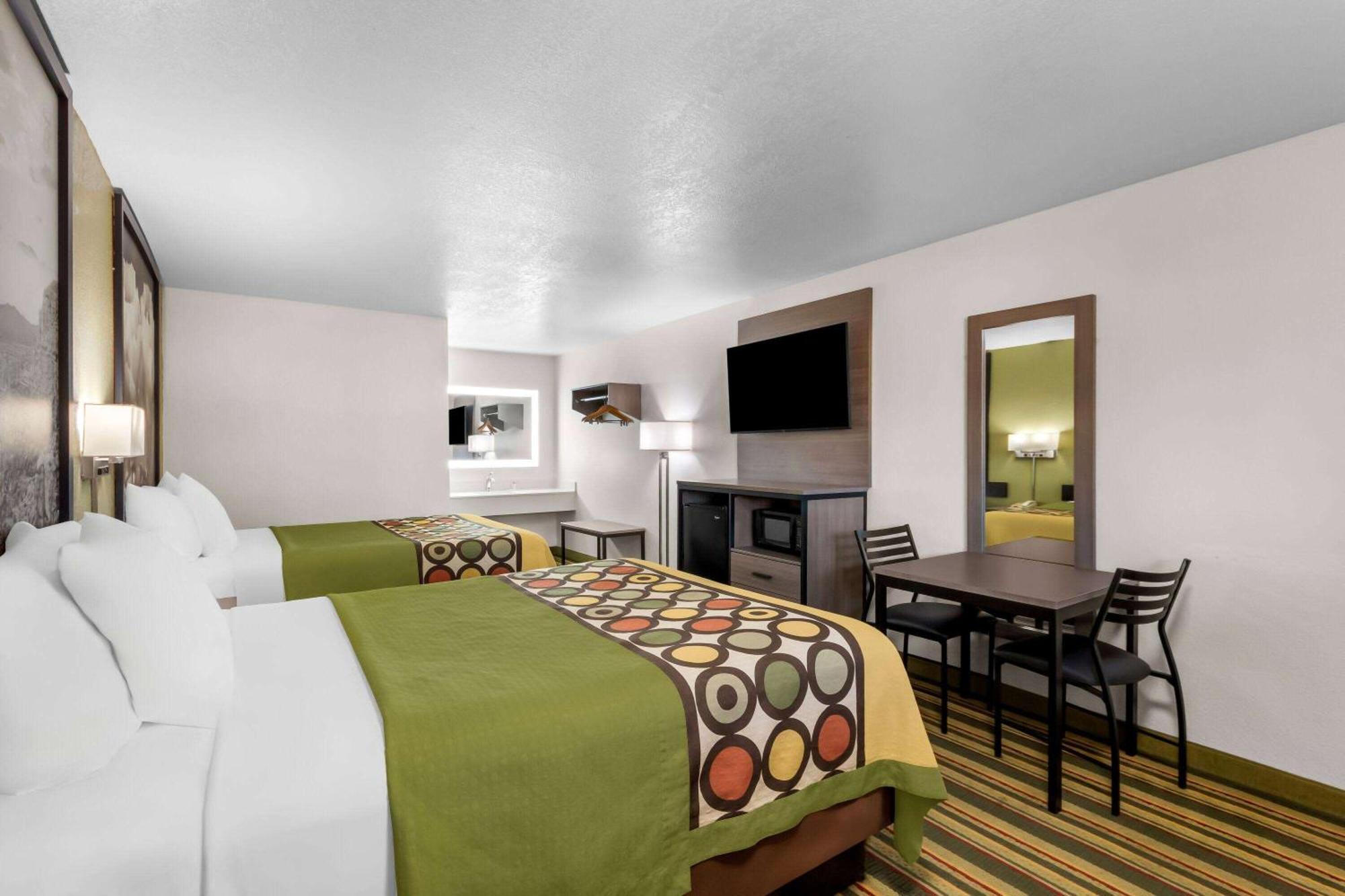 Super 8 By Wyndham Pleasanton Motel Exterior photo