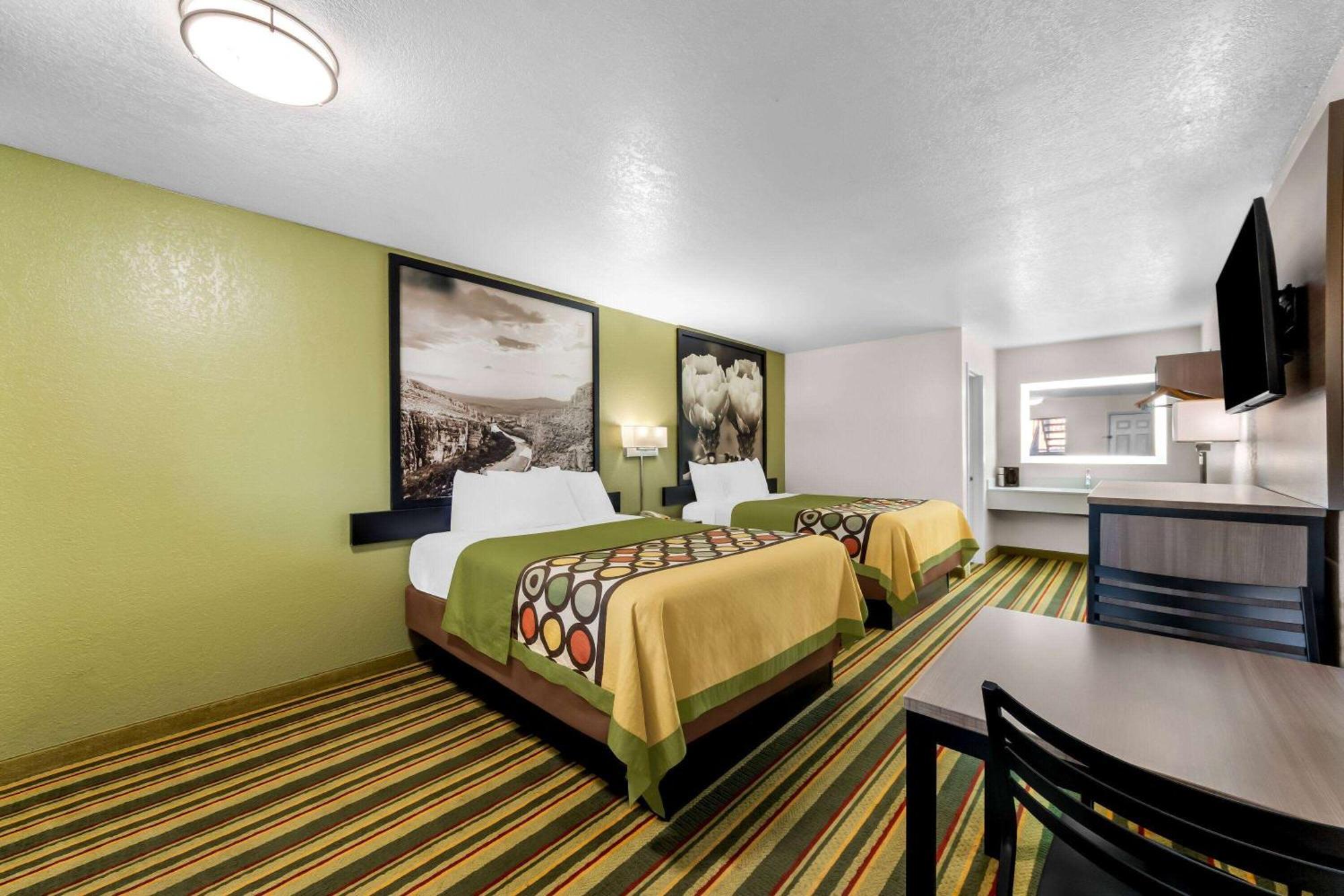 Super 8 By Wyndham Pleasanton Motel Exterior photo