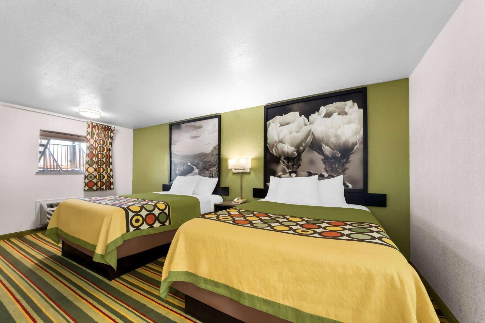 Super 8 By Wyndham Pleasanton Motel Exterior photo