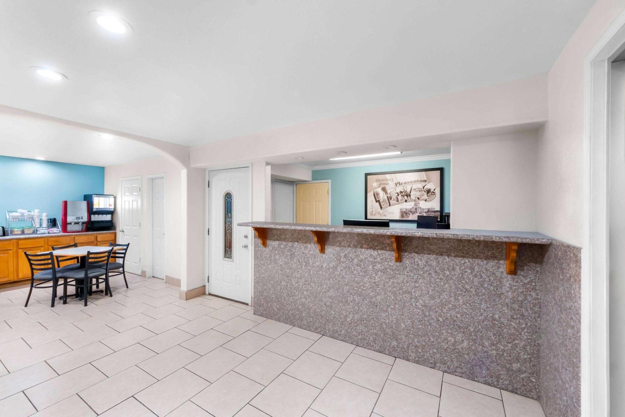 Super 8 By Wyndham Pleasanton Motel Exterior photo