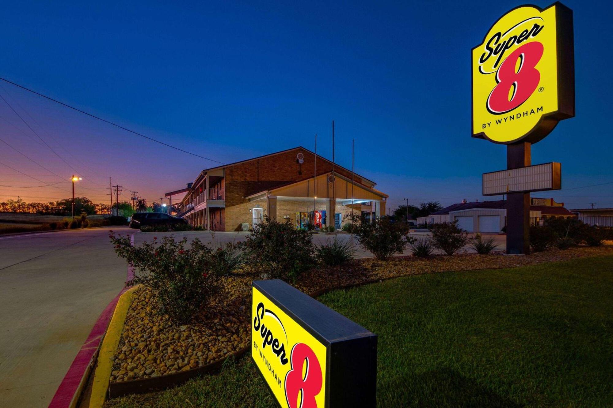 Super 8 By Wyndham Pleasanton Motel Exterior photo