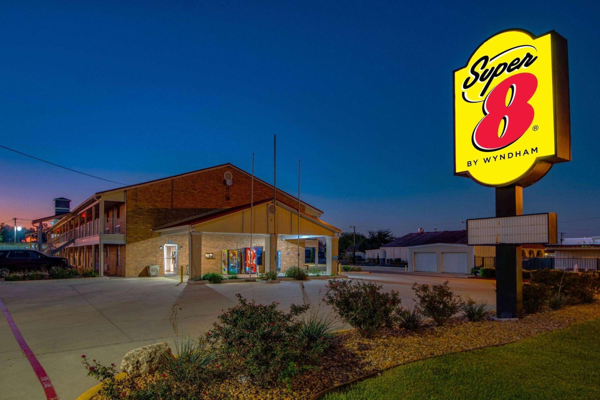 Super 8 By Wyndham Pleasanton Motel Exterior photo