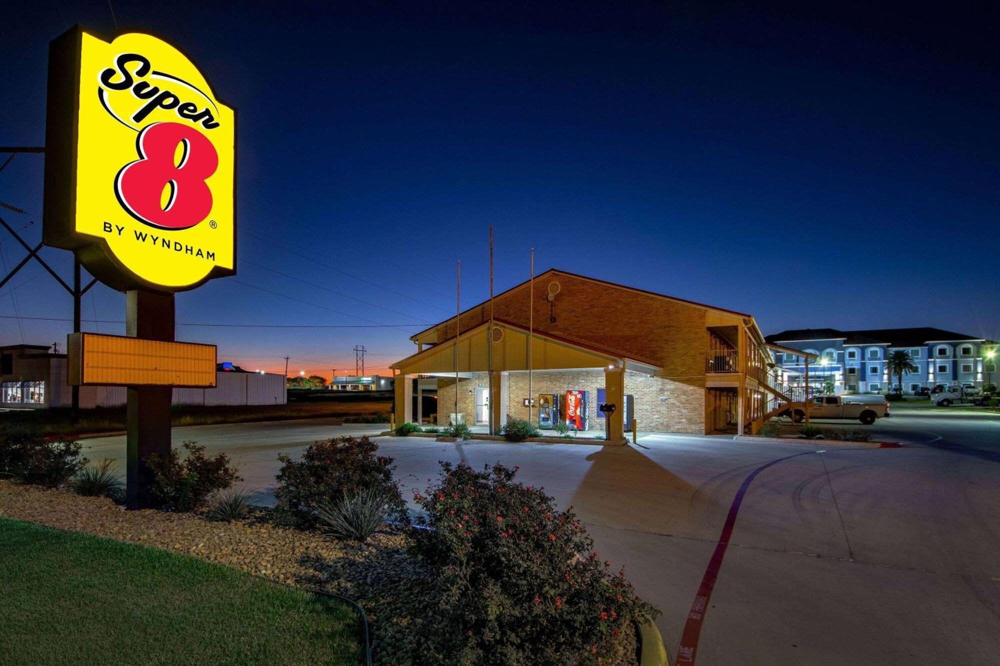 Super 8 By Wyndham Pleasanton Motel Exterior photo