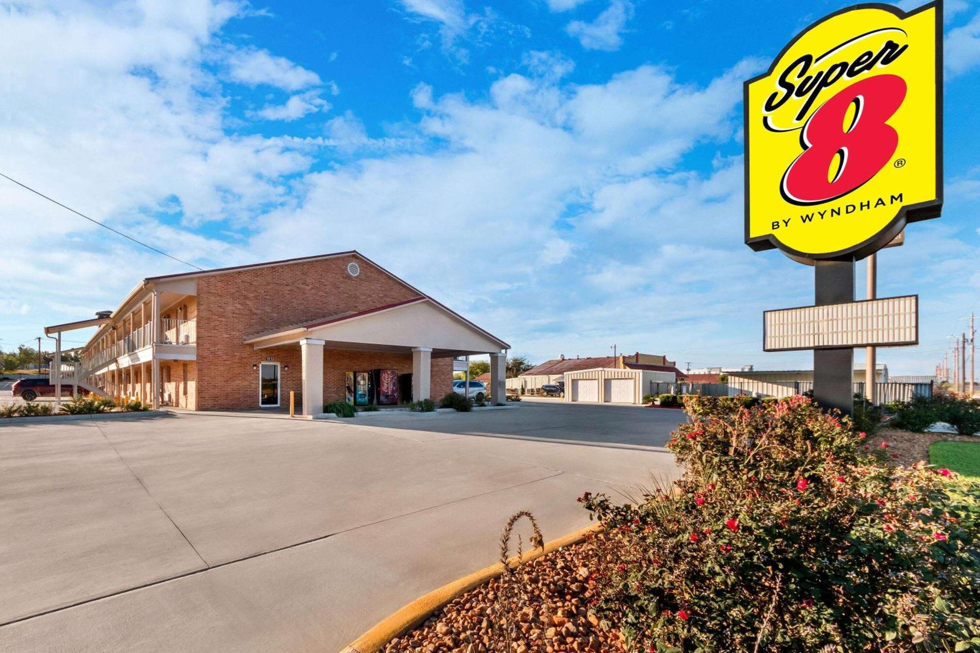 Super 8 By Wyndham Pleasanton Motel Exterior photo