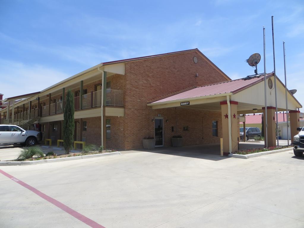 Super 8 By Wyndham Pleasanton Motel Exterior photo