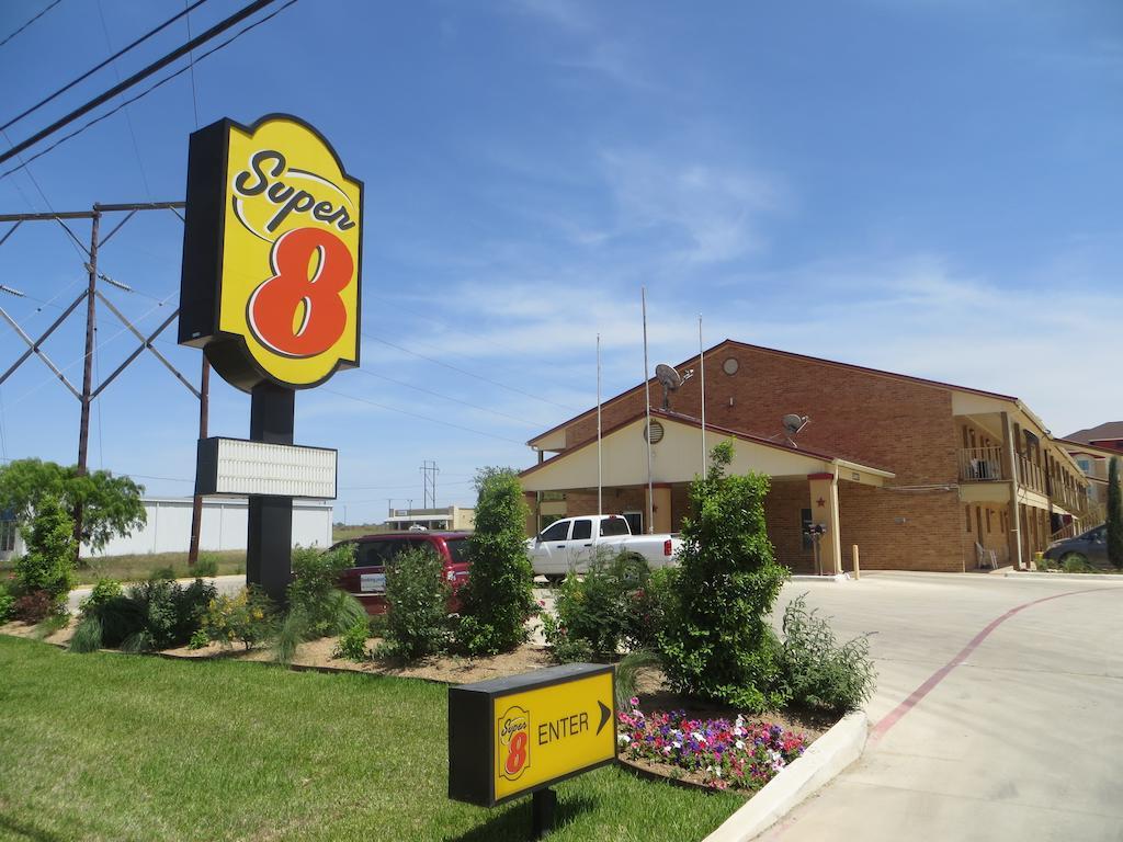 Super 8 By Wyndham Pleasanton Motel Exterior photo
